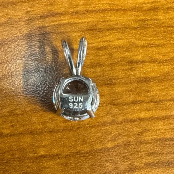 Sterling Silver 925 (92.5% pure Silver) with a White Sapphire gemstone center - Picture 2 of 5